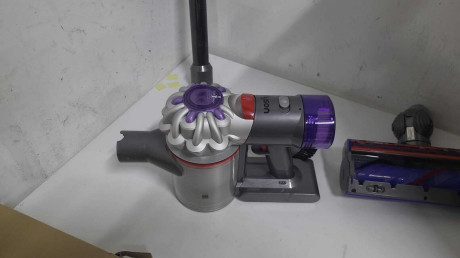 DYSON V8 ADVANCED DIKEY SUPURGE(OUTLET)
